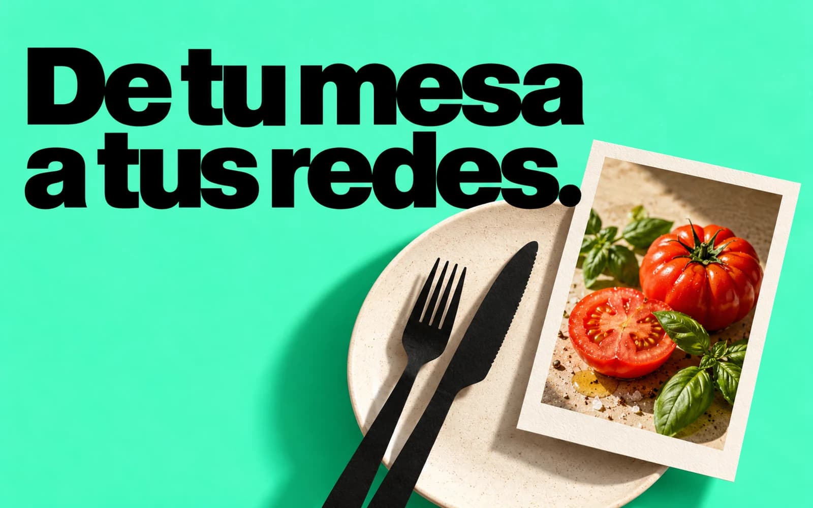 Plato y tarjeta con fotografía gastronómica sobre menta y el mensaje «De tu mesa a tus redes.»