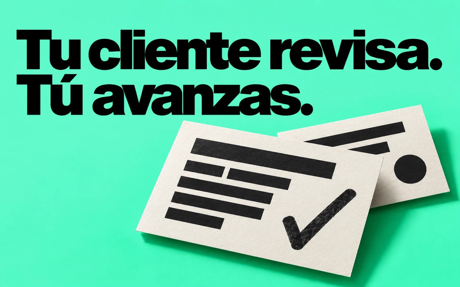 Tarjetas editoriales con una marca de aprobación y el mensaje «Tu cliente revisa. Tú avanzas.»